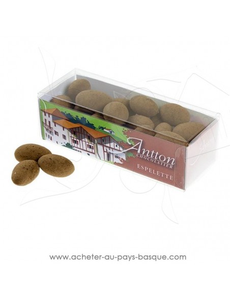 Amande enrobée de chocolat Lait au piment d'Espelette un petit cadeau gourmand de chocolats basques
