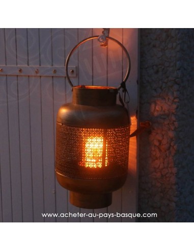 Lanterne orientale bronze accrochée au volet Pas Sage et des rêves Biarritz - boutique décoration 