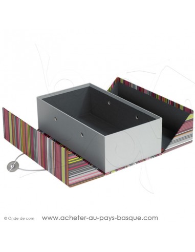 Composez coffret cadeau gourmand déco rectangle rayures basques multicolores carton vide, présenté ouvert