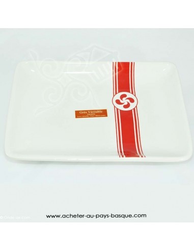 Un joli service d'assiettes plates décorées de lignes et croix basque rouge - vaisselle traditionnelle croix laburu - cadeaux