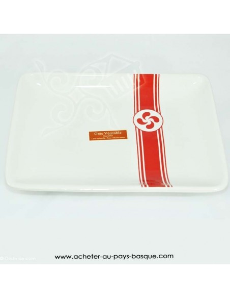 Un joli service d'assiettes plates décorées de lignes et croix basque rouge - vaisselle traditionnelle croix laburu - cadeaux