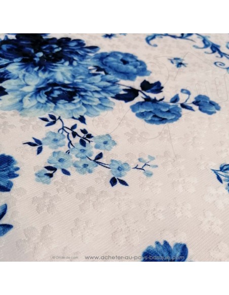 zoom Piqué PolyCoton blanc bouquet roses bleues relief - Tissus habillement au mètre vente en ligne - vetement couturiere