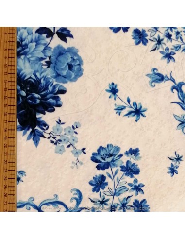 Piqué PolyCoton blanc bouquet roses bleues vieille céramique relief - Tissus habillement au mètre vente en ligne - Dock Biarritz