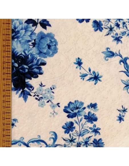 Piqué PolyCoton blanc bouquet roses bleues vieille céramique relief - Tissus habillement au mètre vente en ligne - Dock Biarritz