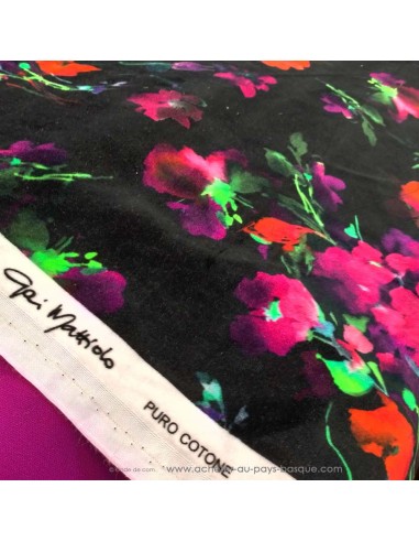Tissu velours de coton noir aux fleurs rouges et roses style rétro vintage - tissus habillement Gai Mattiolo au mètre