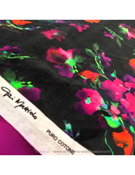 Tissu velours de coton noir aux fleurs rouges et roses style rétro vintage - tissus habillement Gai Mattiolo au mètre