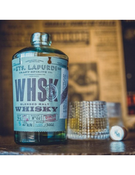 Ets Lapurdi - des spiritueux artisanaux basques ici le Whisky mise en scène.