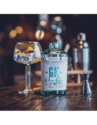 Ets Lapurdi - des spiritueux artisanaux basques ici le Gin mise en scène.