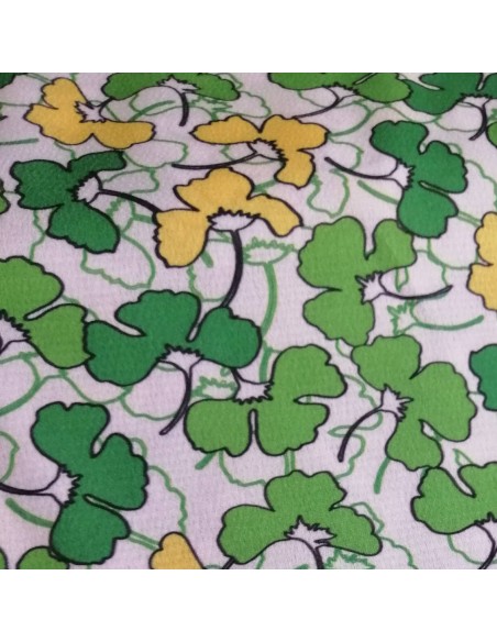 Zoom tissu Piqué polyester blanc trèfles jaunes et verts - tissus habillement au mètre - mercerie vente en ligne Biarritz