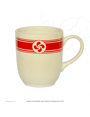 Un Mug de la collection Tissage avec sa croix basque et ses lignes rouge