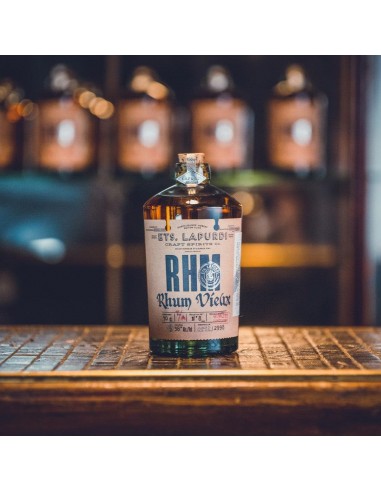 Ets Lapurdi - des spiritueux artisanaux ici le rhum mise en scène.