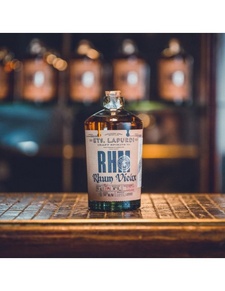 Ets Lapurdi - des spiritueux artisanaux ici le rhum mise en scène.