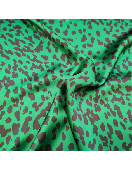 zoom satin de polyester léopard vert noir - tissu habillement au mètre - vêtement couturière Docks Biarritz