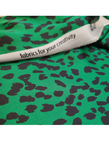zoom satin de polyester léopard vert noir - tissu habillement au mètre - vêtement couturière haute couture