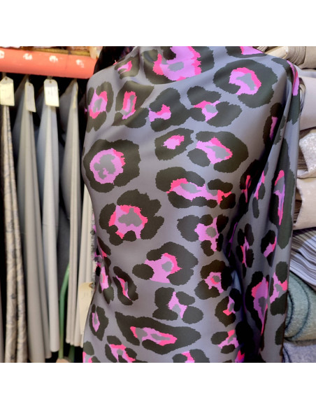 zoom satin de polyester léopard gris noir rose - tissu habillement au mètre - vêtement couturière Docks Biarritz