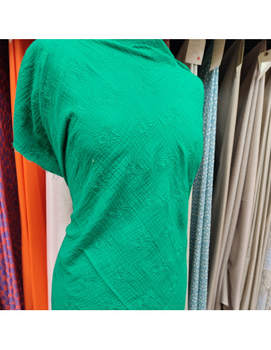 Zoom tissu double gaze vert fleurs brodées - tissus habillement été au mètre - vetements couturiere sur mesure