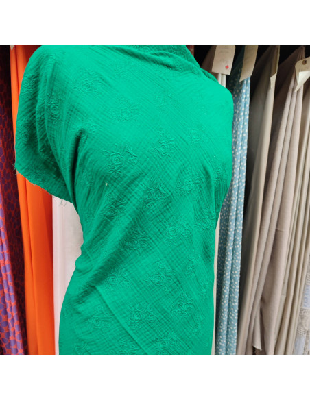 Zoom tissu double gaze vert fleurs brodées - tissus habillement été au mètre - vetements couturiere sur mesure