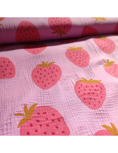 Zoom tissu lilas double gaze grandes fraises roses - tissus habillement été au mètre - vetements couturiere sur mesure