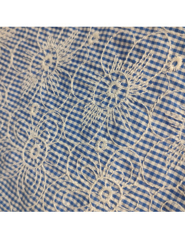 zoom tissu coton vichy bleu blanc broderie fleur - Tissus habillement vente en ligne - vetement couturiere - Dock Biarritz