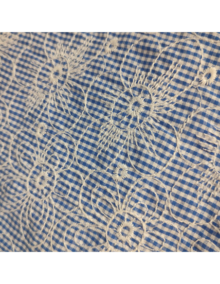 zoom tissu coton vichy bleu blanc broderie fleur - Tissus habillement vente en ligne - vetement couturiere - Dock Biarritz