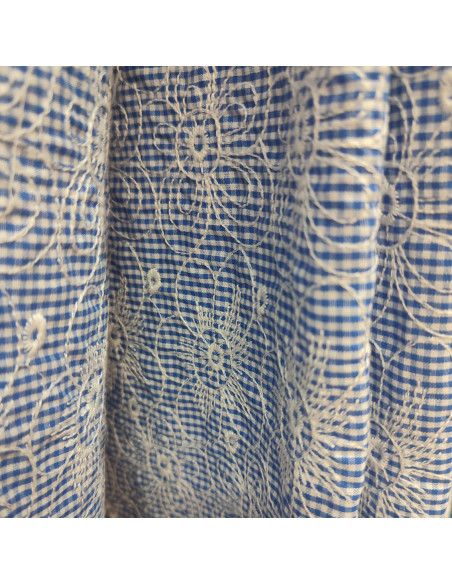 Zoom tissu coton vichy blanc bleu broderies fleurs - Tissus habillement vente en ligne - vetement couturiere - Dock Biarritz